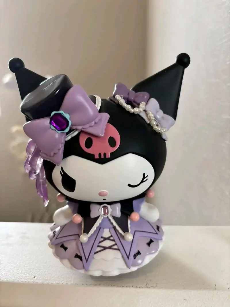 Figura coleccionable Kuromi con vestido lila