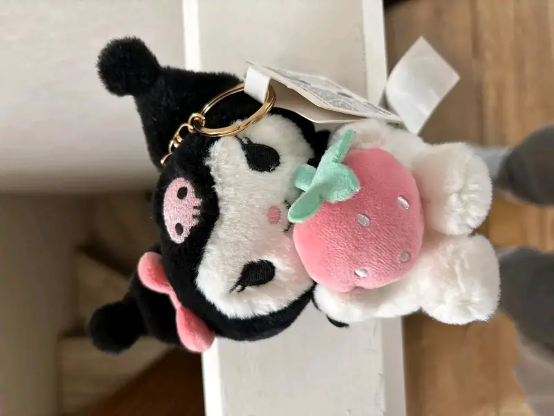 Llavero de peluche Kuromi con fresa