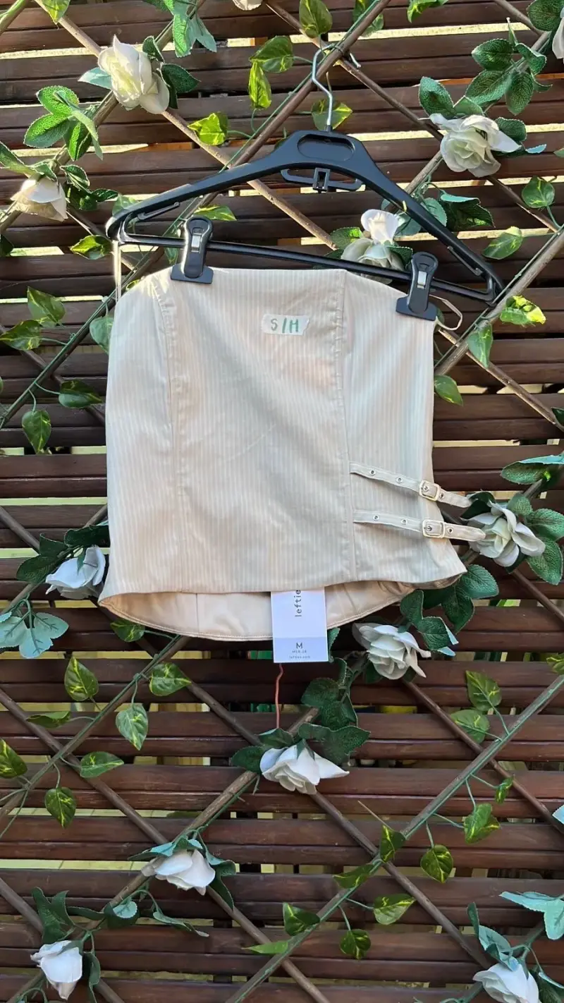 Polera beige a rayas con hebillas