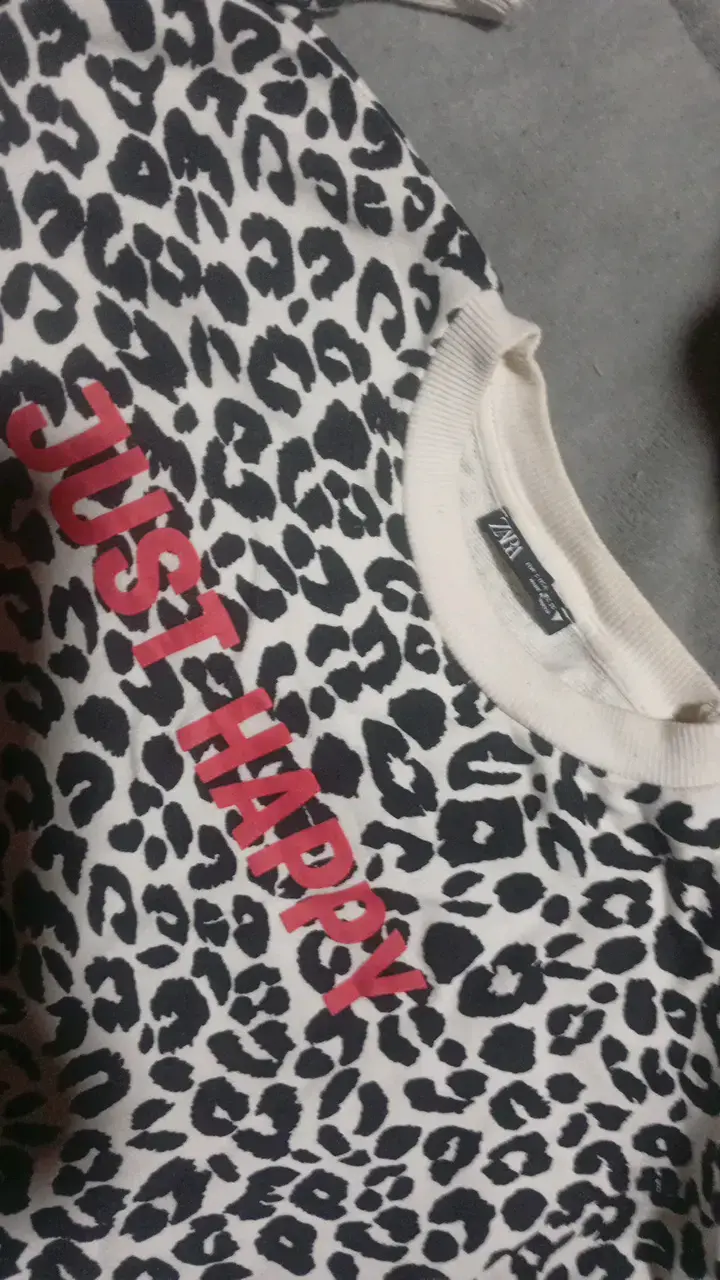 Polera estampada leopardo 'Just Happy' Zara - 2
