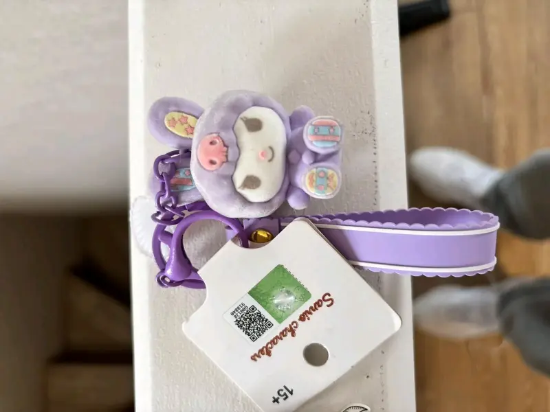 Llavero de peluche morado con diseño kawaii