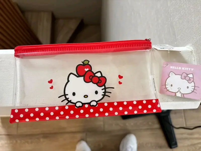 Estuche transparente Hello Kitty con diseño de manzana