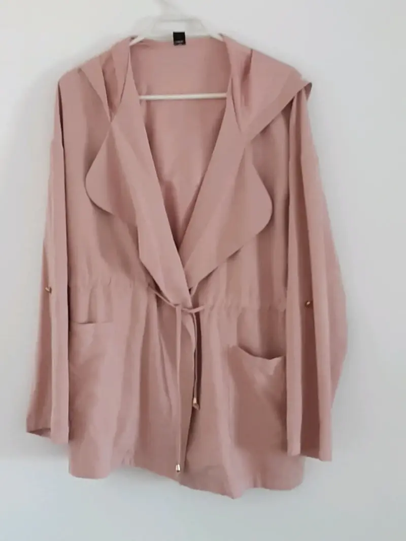 Chaqueta ligera rosa con capucha