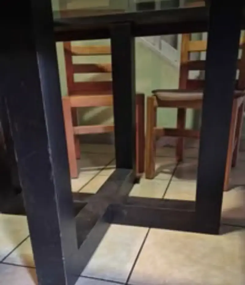 Mesa de comedor cuadrada con vidrio central para 8 - 1
