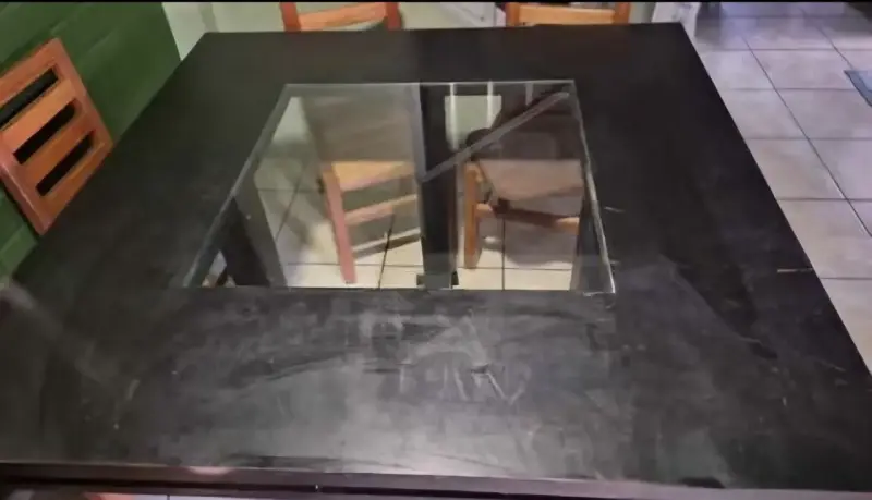 Mesa de comedor cuadrada con vidrio central para 8 - 2