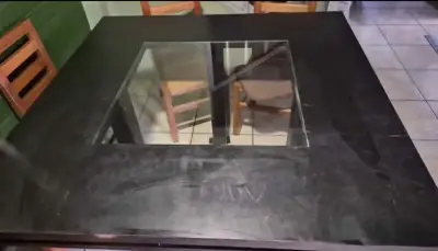 Mesa de comedor cuadrada con vidrio central para 8 - miniatura 2