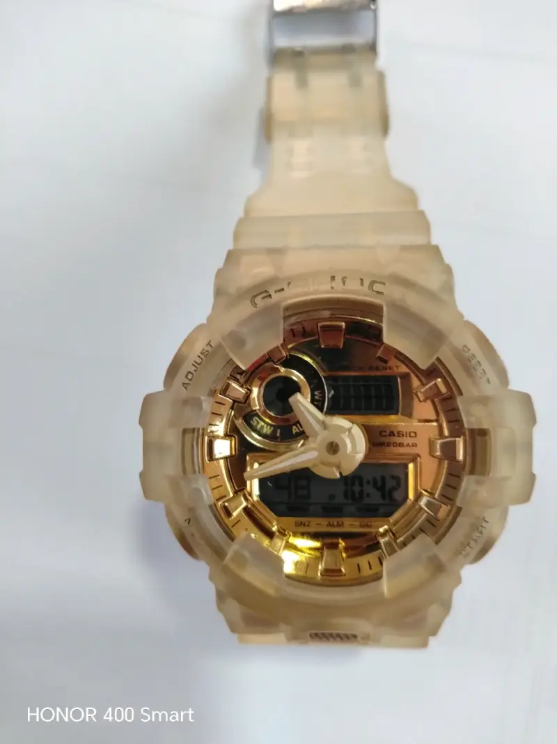 Reloj Casio G-Shock dorado resistente al agua - 1