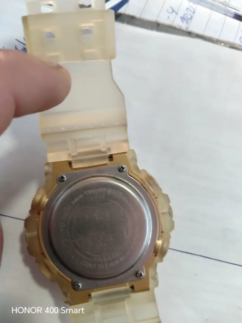 Reloj Casio G-Shock dorado resistente al agua - 2