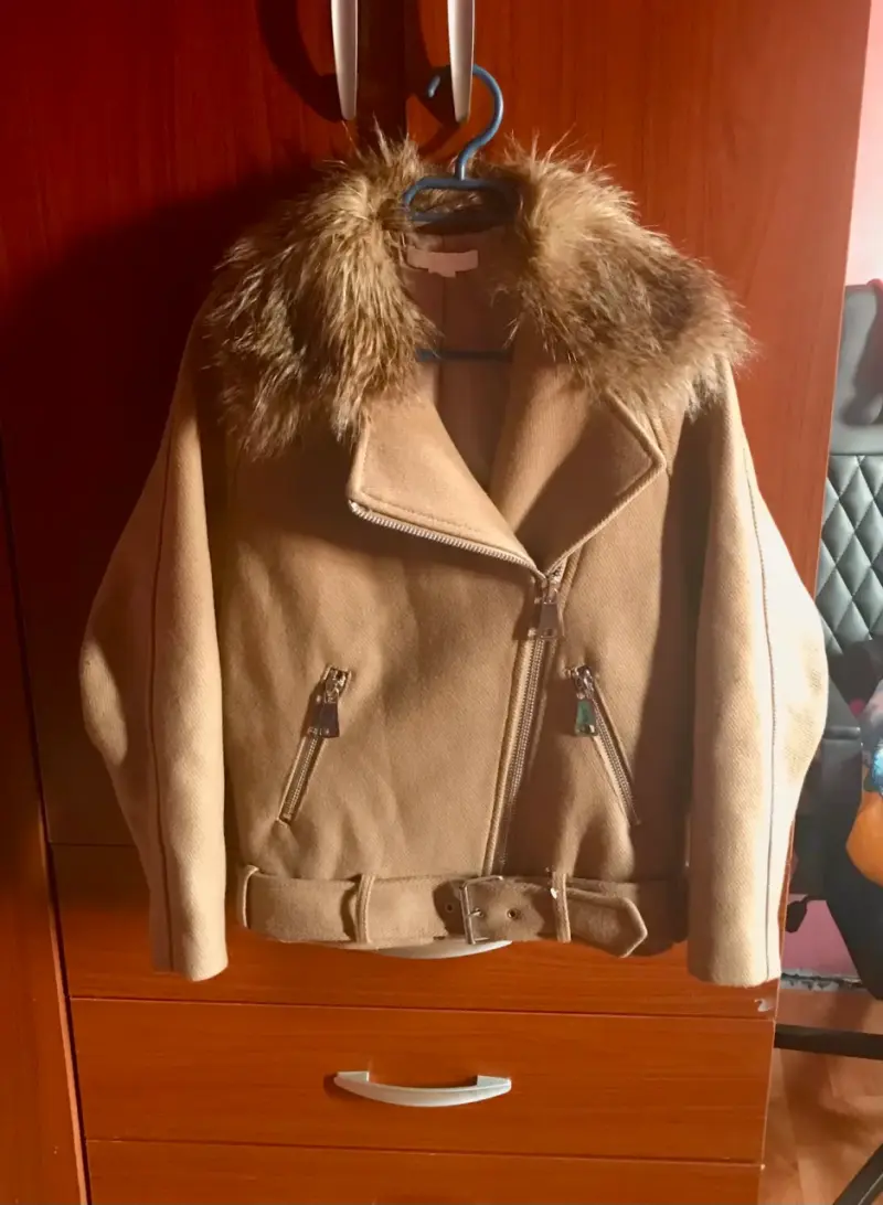 Chaqueta de mujer beige cuello de piel - 1