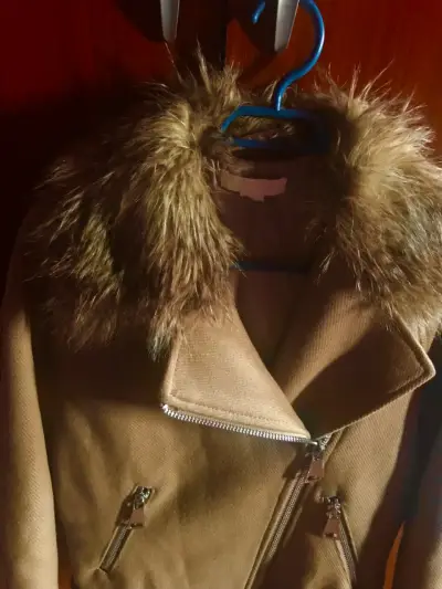 Chaqueta de mujer beige cuello de piel - miniatura 2