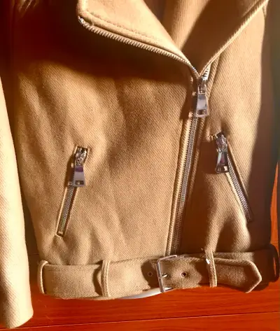 Chaqueta de mujer beige cuello de piel - miniatura 3