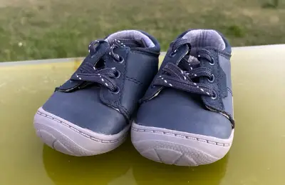 Zapatos de bebé azul marino con cordones - miniatura 2