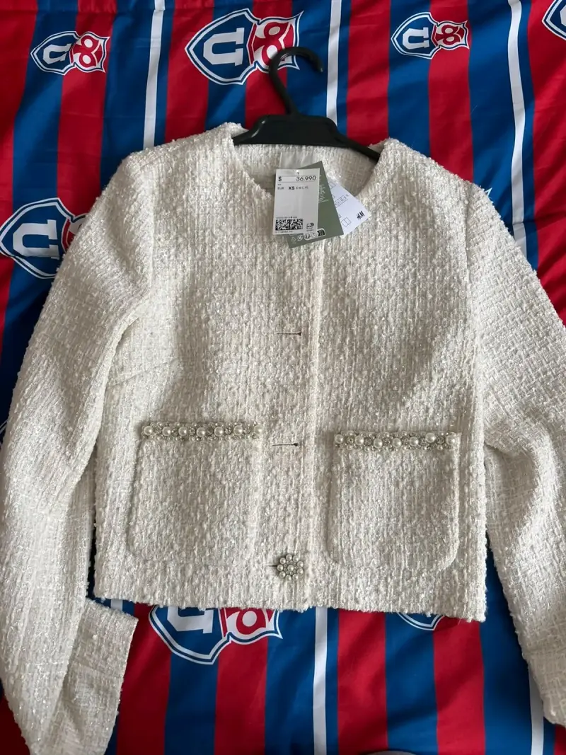 Chaqueta de tweed blanca con detalles de perlas