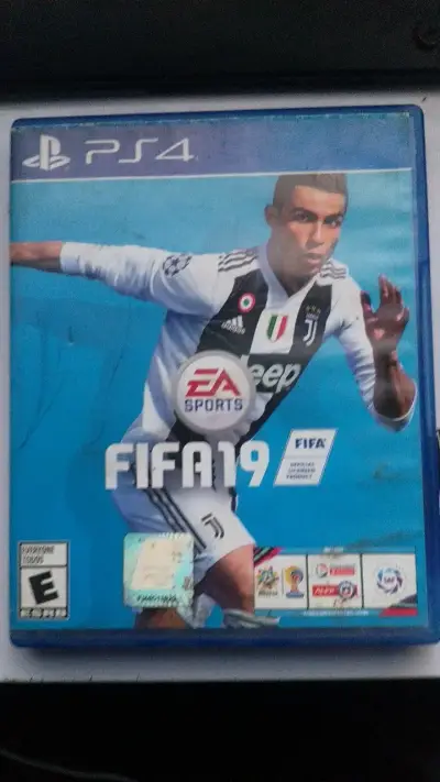 Juego FIFA 19 para PS4 en buen estado - miniatura 1