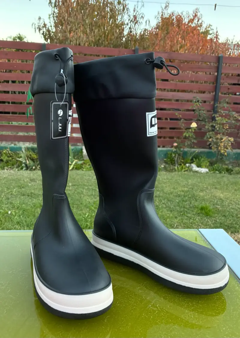 Botas impermeables negras con suela blanca - 1