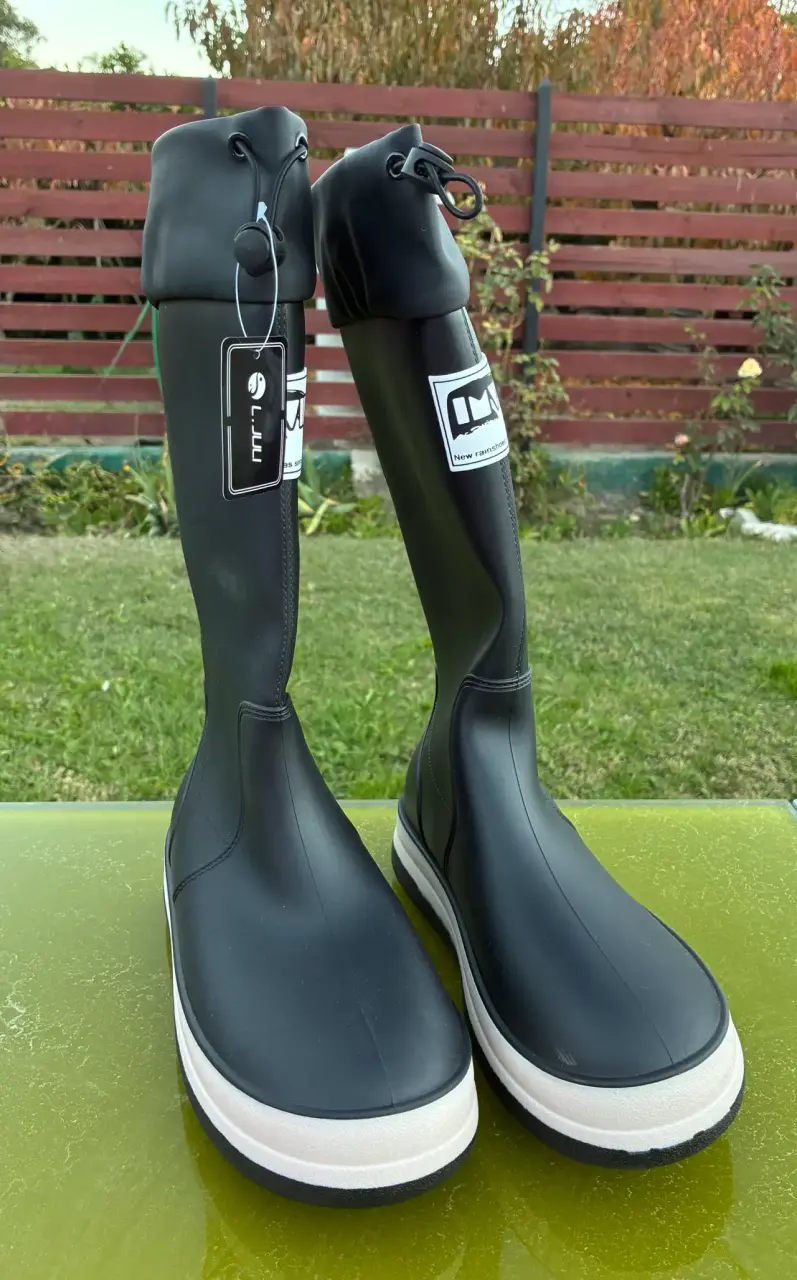 Botas impermeables negras con suela blanca - 2