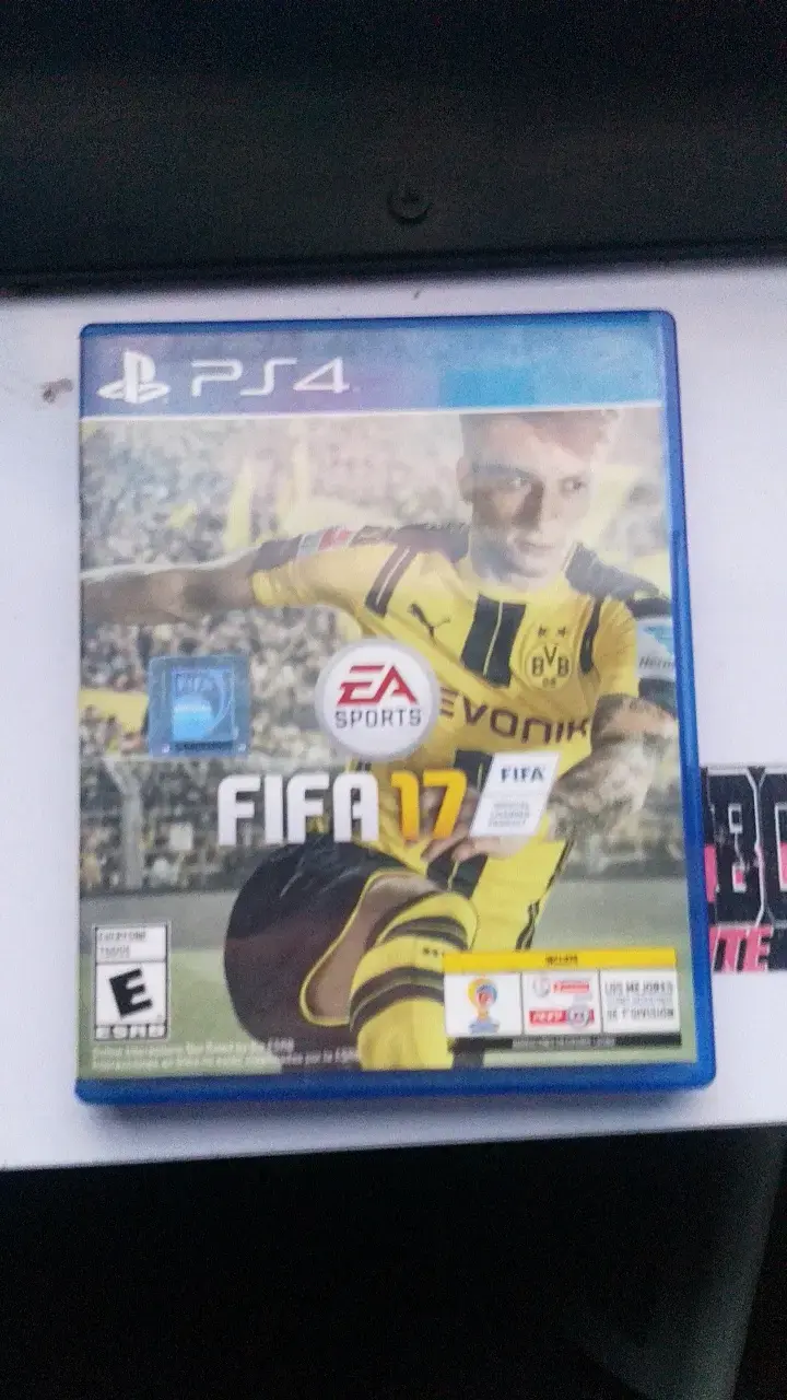 Juego FIFA 17 para PS4 en buen estado - 1