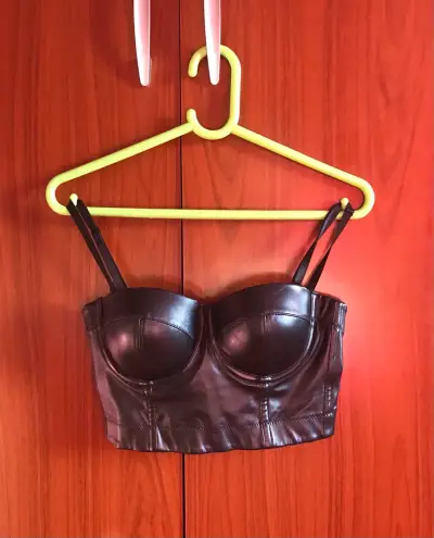 Bustier corset negro de cuero sintético - miniatura 1