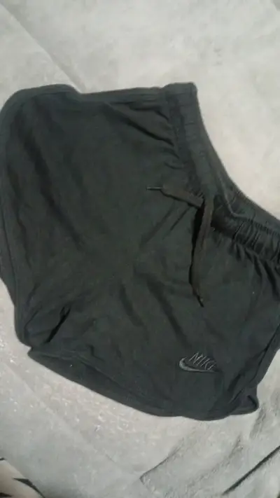 Shorts deportivos negros Nike para mujer - miniatura 1