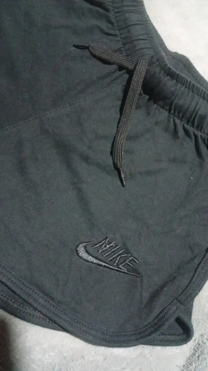 Shorts deportivos negros Nike para mujer - 2