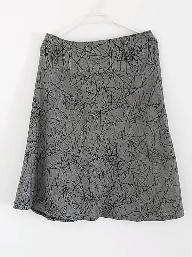Falda gris con diseño abstracto