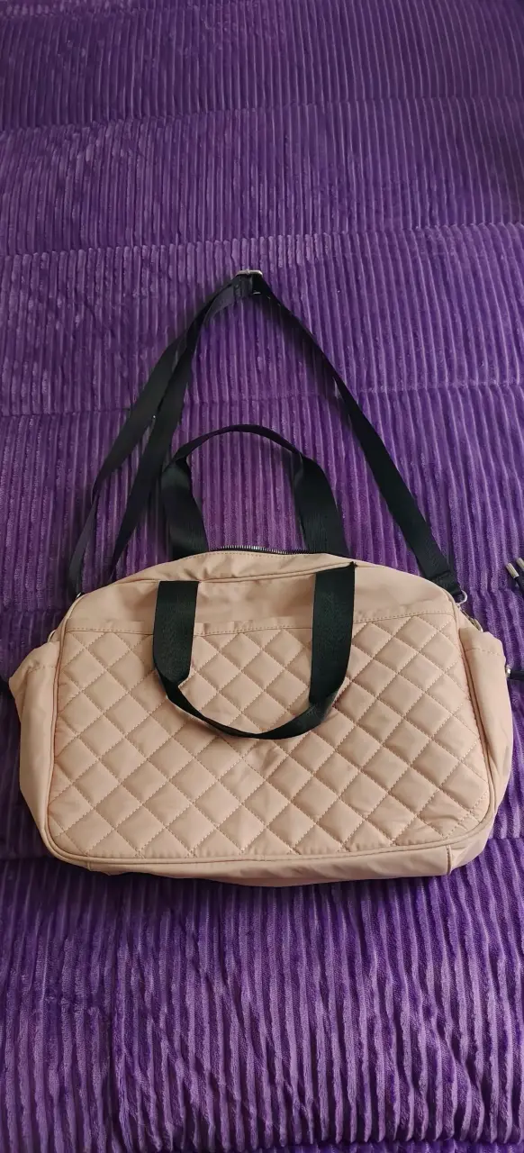 Bolso acolchado rosa palo con correas negras