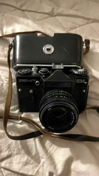 Cámara analógica Zenit EM con lente Helios - miniatura 1