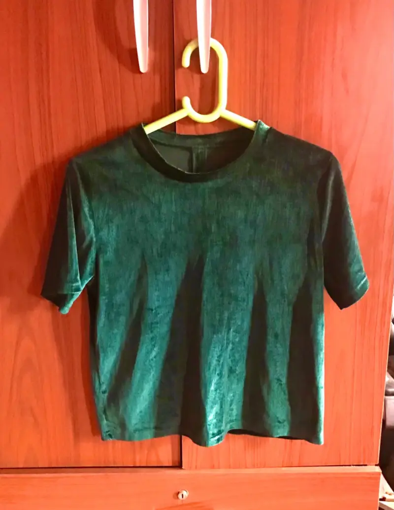 Polera de terciopelo verde abertura trasera - 1