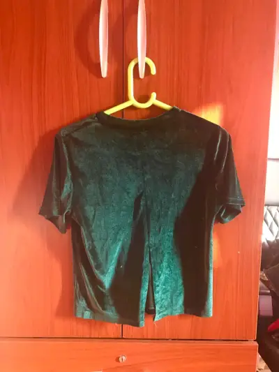 Polera de terciopelo verde abertura trasera - miniatura 2