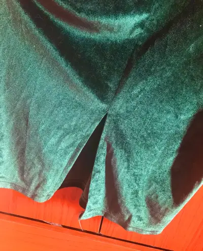 Polera de terciopelo verde abertura trasera - miniatura 3
