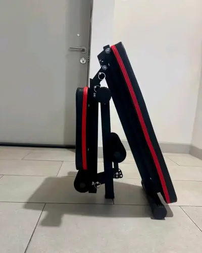 Banco de ejercicios ajustable negro y rojo - miniatura 1