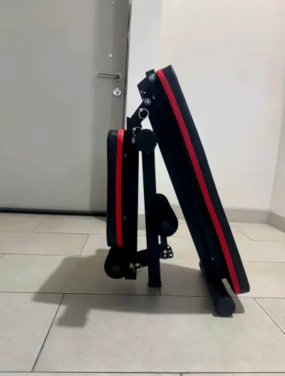 Banco de ejercicios ajustable negro y rojo - miniatura 3