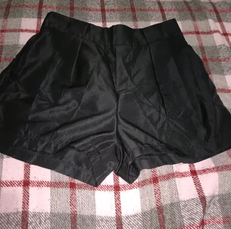 Shorts negros de mujer en buen estado - 1