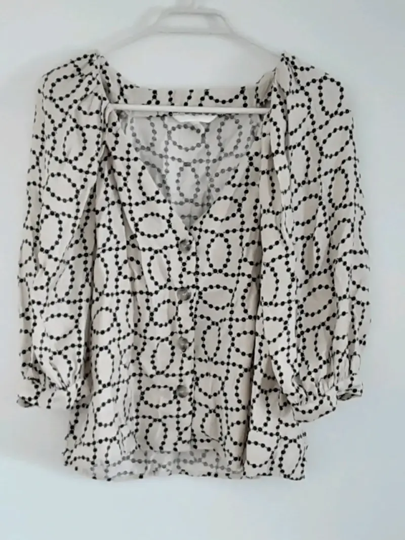 Blusa estampada de puntos en blanco y negro