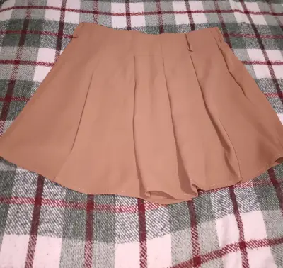 Falda short  corta plisada color beige - miniatura 1