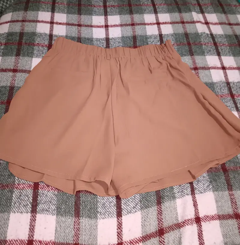 Falda short  corta plisada color beige - 2