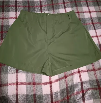 Shorts verdes en buen estado - miniatura 1