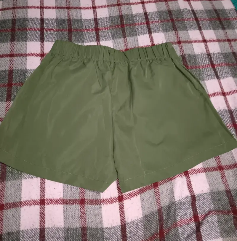 Shorts verdes en buen estado - 2