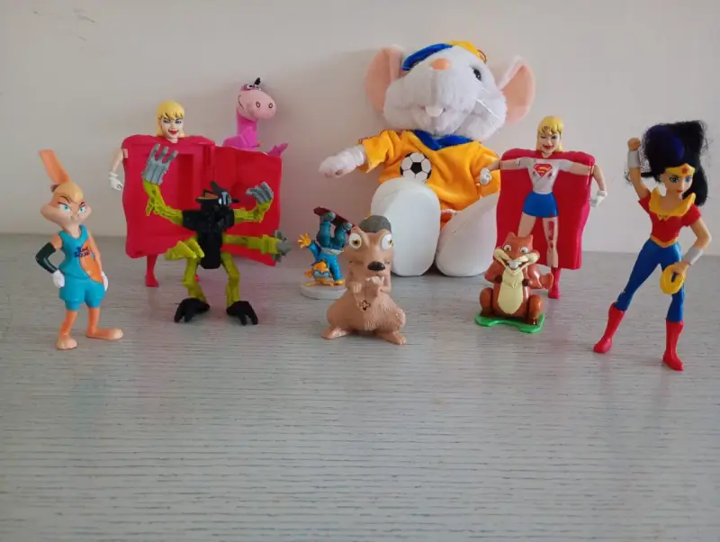 Colección de figuras de acción y peluche infantil - 2