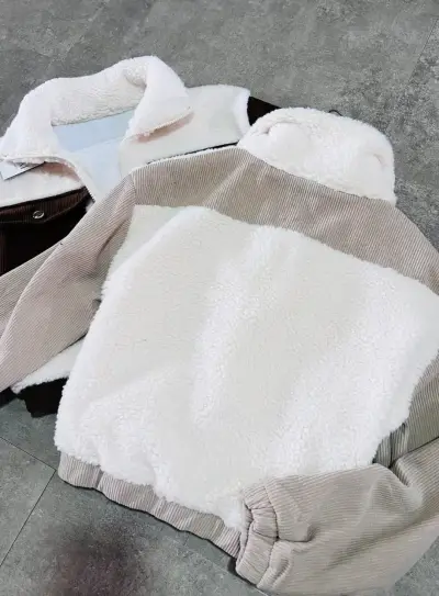 Chaqueta teddy con diseño moderno - miniatura 2