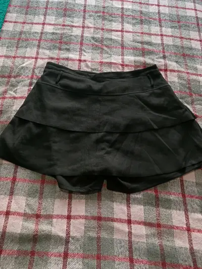 Shorts falda negra para mujer - miniatura 1