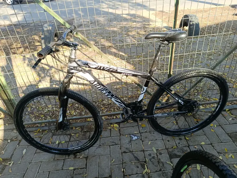 Bicicleta MTB Aro 29 Negra y Blanca