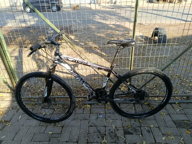 Bicicleta MTB Aro 29 Negra y Blanca - 2
