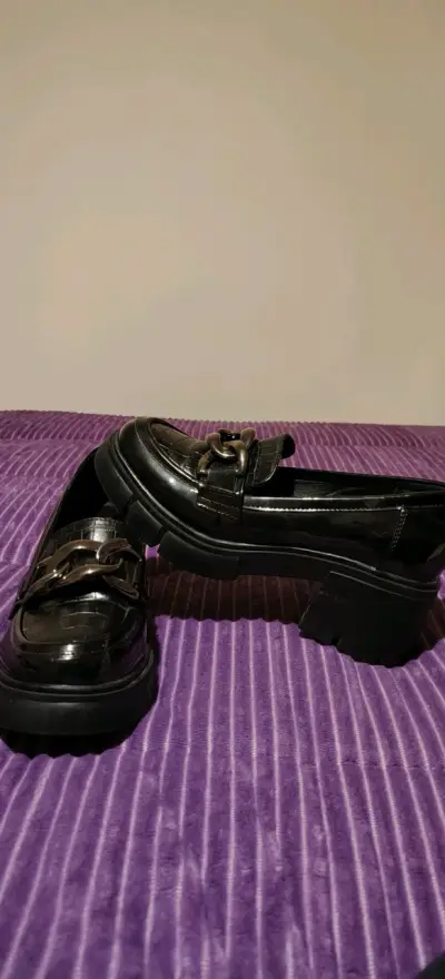 Mocasines negros de charol con cadena - miniatura 1