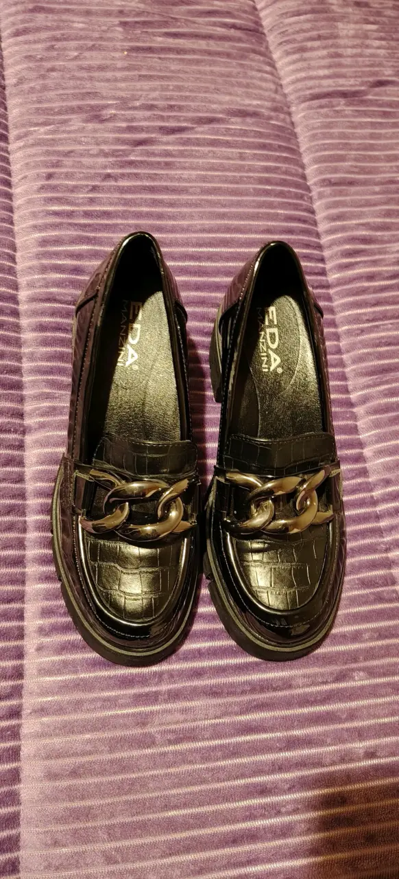 Mocasines negros de charol con cadena - 2