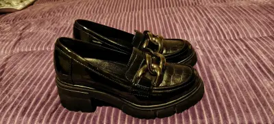 Mocasines negros de charol con cadena - miniatura 3