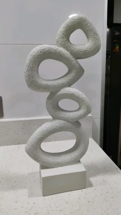 Escultura decorativa de piedra blanca moderna - miniatura 1