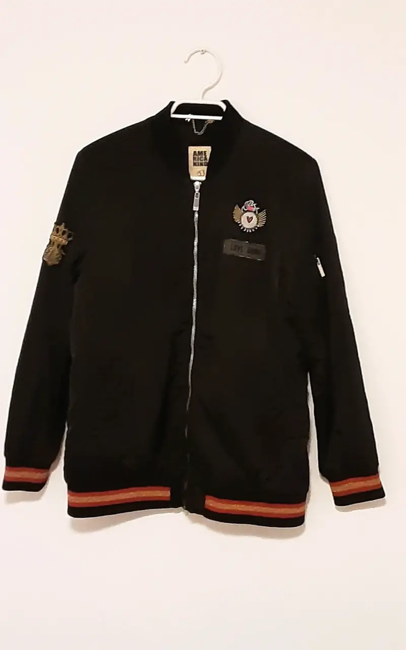 Chaqueta negra estilo bomber con bordados - 1