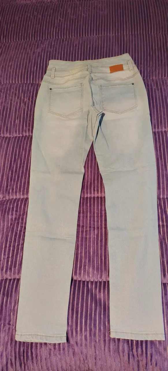 Jeans ajustados celestes para mujer - 1