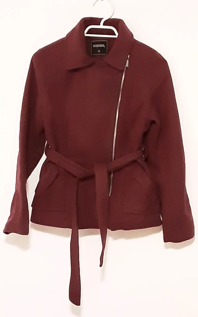 Chaqueta de lana burdeos con cinturón